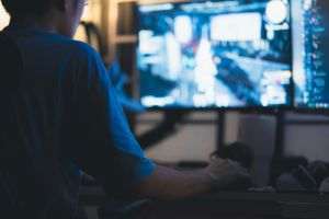 Avertisment: Tinerii, tot mai expuşi infracţiunilor din mediul online